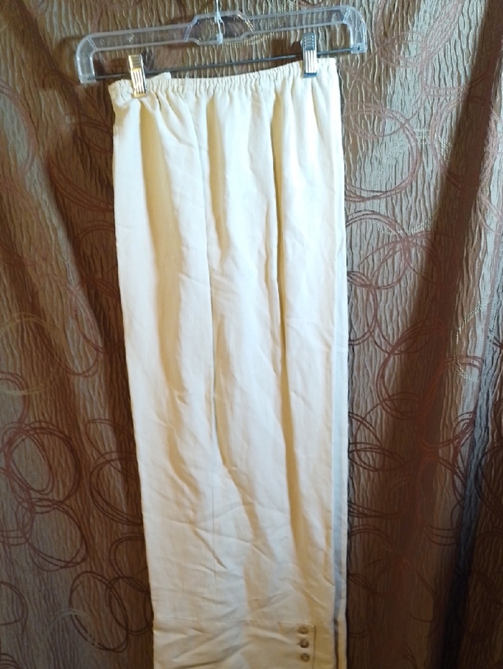 Women's Cream Elastic-Waist Capris with Button Hem